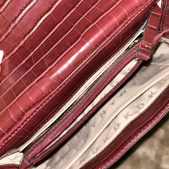 DKNY NEW PURSE IN GREAT CONDITION - Picture 6 of 6